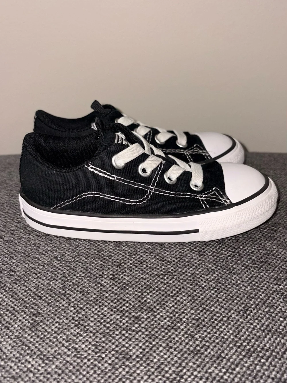Converse Kids Black and White Low Top Sneakers size 9